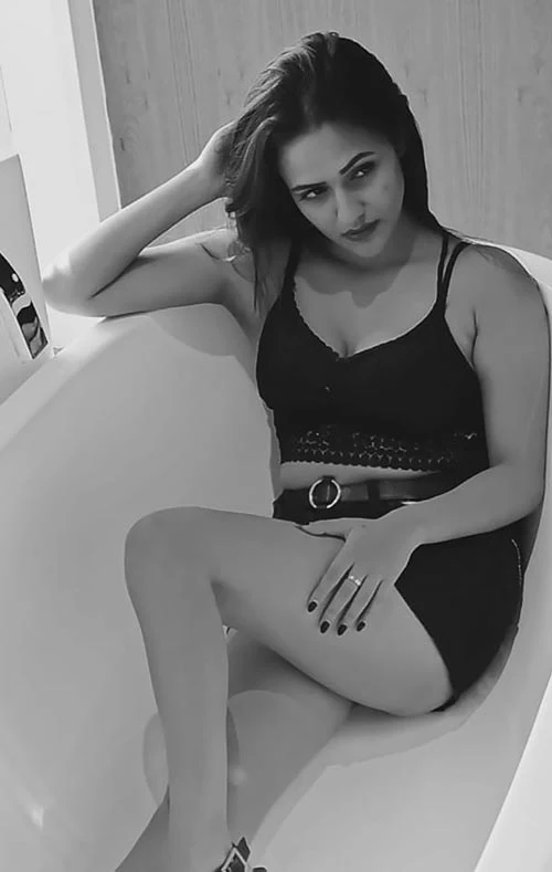 aahna sharma sexy thighs in bathtub hot contestant splitsvilla 12 8 - 10 hot photos of Aahna Sharma, MTV Splitsvilla 12 contestant, flaunting her sexy legs.