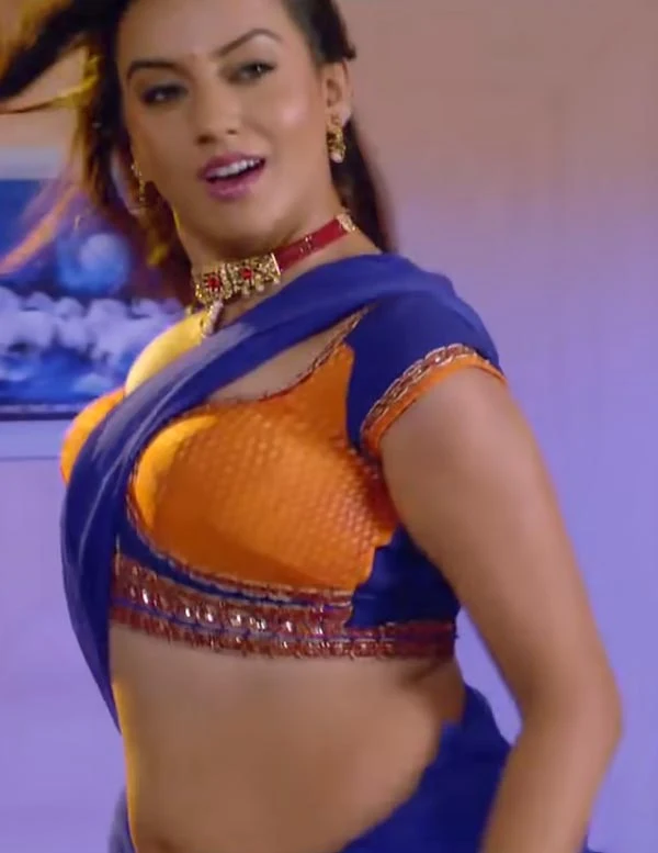 Watch Akshara Singh's hot video - Khola Ye Rajaji Blouse Ke Button. Hot Bhojpuri song. - FaserMedia