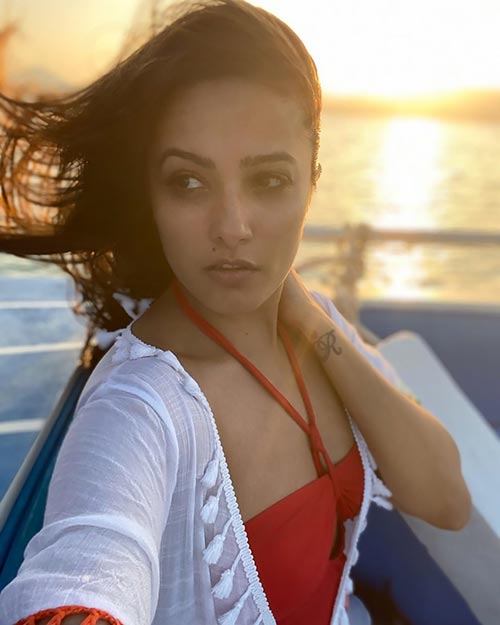 anita 32 - Anita Hassanandani shows the art of taking a selfie - looks sizzling hot in red swimsuit.