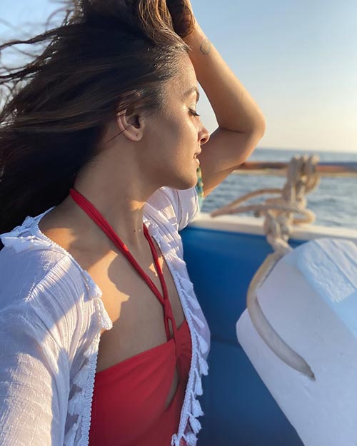 anita 34 - Anita Hassanandani shows the art of taking a selfie - looks sizzling hot in red swimsuit.