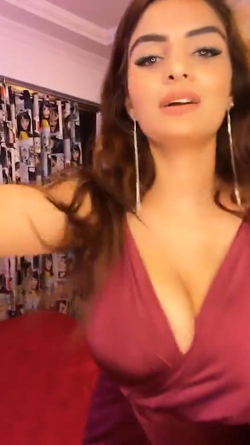 anveshi 295 - Anveshi Jain deals with her troll during Instagram LIVE - Gandii Baat actress looks stunning in a beautiful dress.
