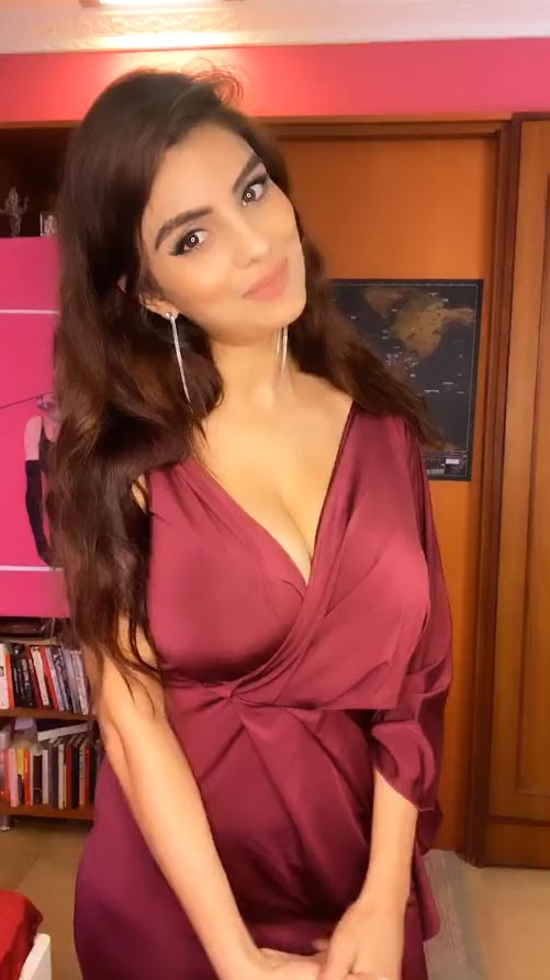 anveshi 296 - Anveshi Jain deals with her troll during Instagram LIVE - Gandii Baat actress looks stunning in a beautiful dress.