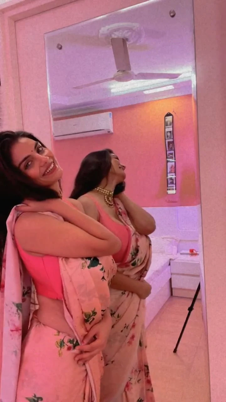 anveshi jain saree hot curvy body indian 10 - Anveshi Jain continues to win fans with her sensuous and stunning avatar in saree - see latest Instagram LIVE.