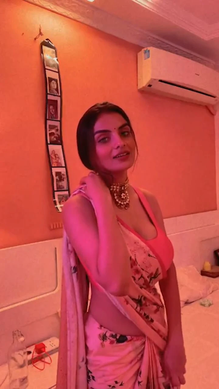 anveshi jain saree hot curvy body indian 3 - Anveshi Jain continues to win fans with her sensuous and stunning avatar in saree - see latest Instagram LIVE.