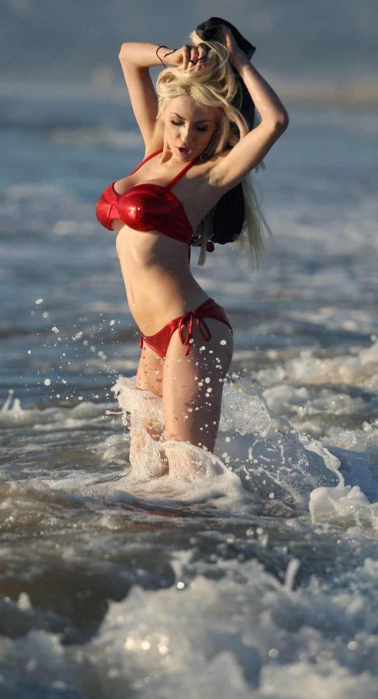 courtney stodden fluants her bikini body in water - Courtney Stodden Hot Bikini Pictures | TV Personality Courtney Stodden Lingerie Photos