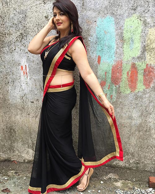 falguni 6 - Falguni Rajani looks stunning in black saree - see Gulfam Kali raise the temperature with her hot looks.