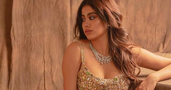 janhvi kapoor hot lehanga choli indian actress 1 - Janhvi Kapoor looks gorgeous in this Manish Malhotra outfit - see latest trending photos.