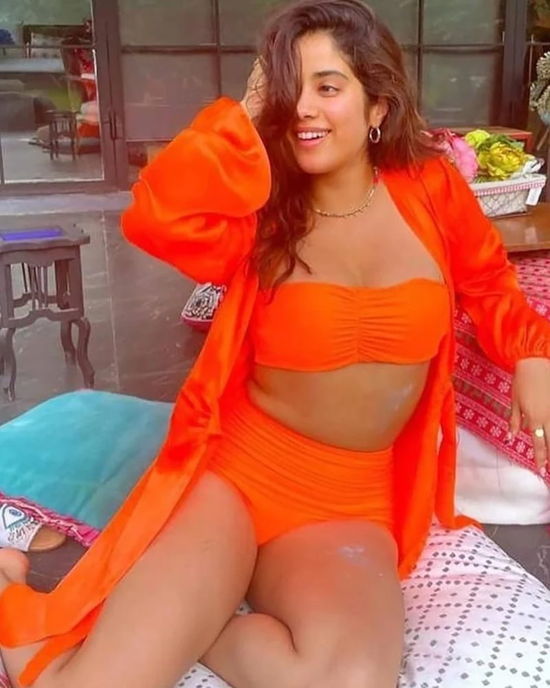 janhvi kapoor orange bikini sexy curvy body 2 - Janhvi Kapoor in orange bikini is too hot to handle - see viral photos.