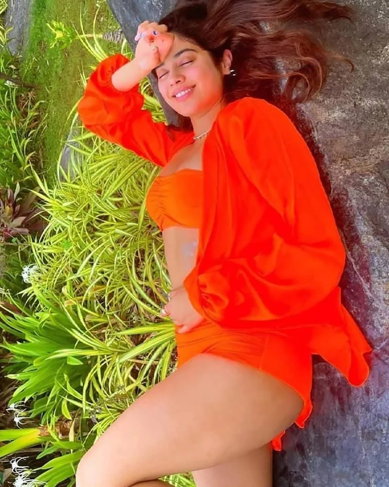 janhvi kapoor orange bikini sexy curvy body 5 - Janhvi Kapoor in orange bikini is too hot to handle - see viral photos.