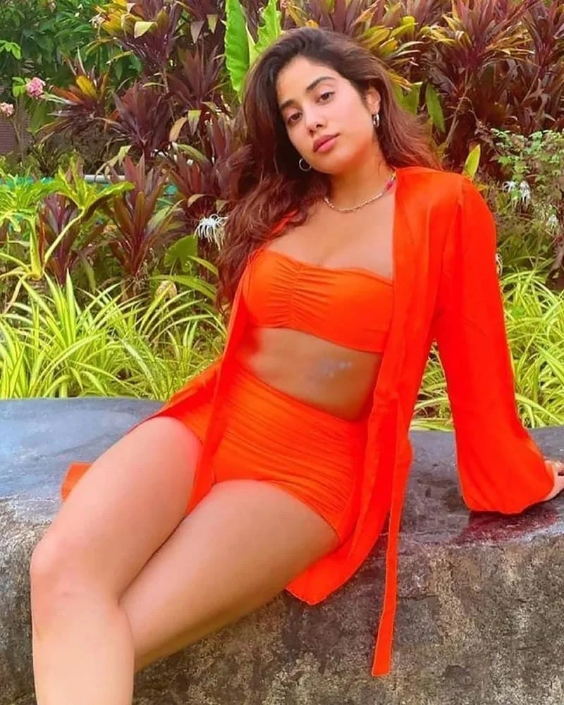 janhvi kapoor orange bikini sexy curvy body - Janhvi Kapoor in orange bikini is too hot to handle - see viral photos.