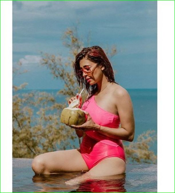 kishwar merchant pink bikini pictures - Kishwar Merchant Bikini Pictures | TV Actress Kishwer Merchant Bikini Photos Viral On Internet