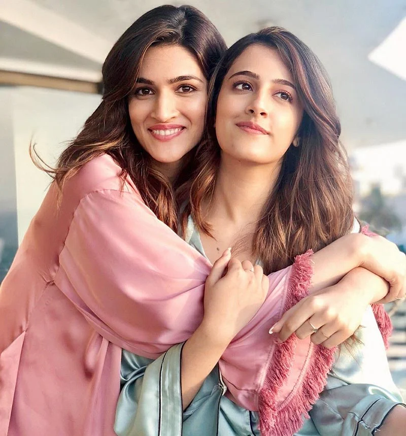 kriti sanon nupur sanon bollywood sisters - 11 popular sister duos of Bollywood - Glamorous Indian actresses who are sisters in real life.