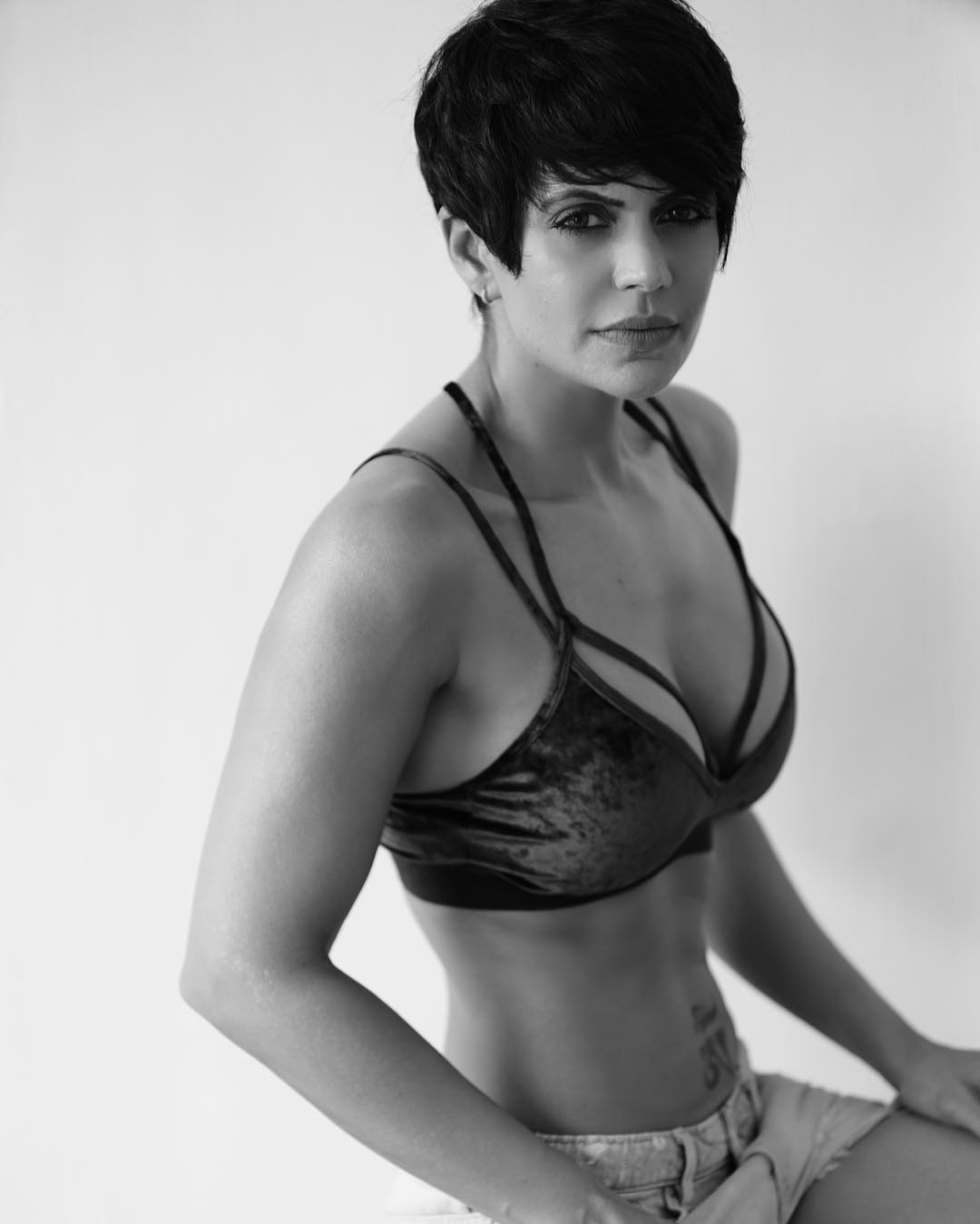 mandira bedi posing in bikini - Mandira Bedi Bikini Pictures | Hottie Mandira Bedi Bikini Photos Will Leave You Grasping