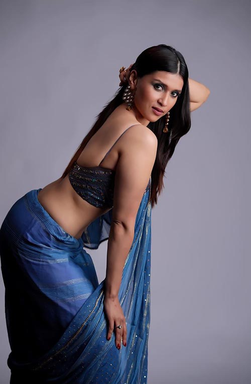 mannara 3 - Mannara Chopra shows her sexy curvy body in blue saree - see photos.