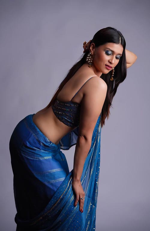 mannara 4 - Mannara Chopra shows her sexy curvy body in blue saree - see photos.