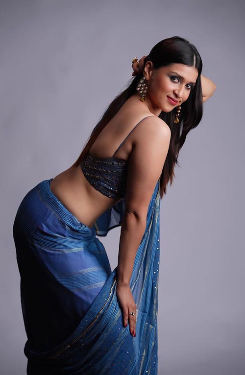 mannara - Mannara Chopra shows her sexy curvy body in blue saree - see photos.