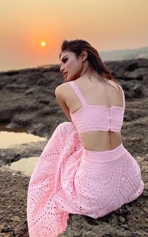 mouni 112 - Mouni Roy shows her sexy body in pink outfit while enjoying a sunset.