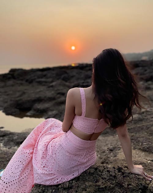 mouni 114 - Mouni Roy shows her sexy body in pink outfit while enjoying a sunset.