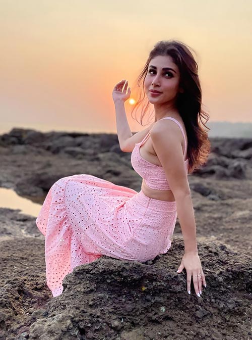 mouni 115 - Mouni Roy shows her sexy body in pink outfit while enjoying a sunset.