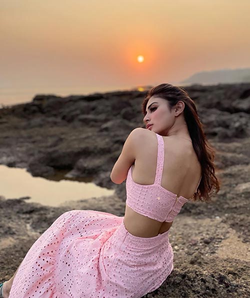 mouni 116 - Mouni Roy shows her sexy body in pink outfit while enjoying a sunset.