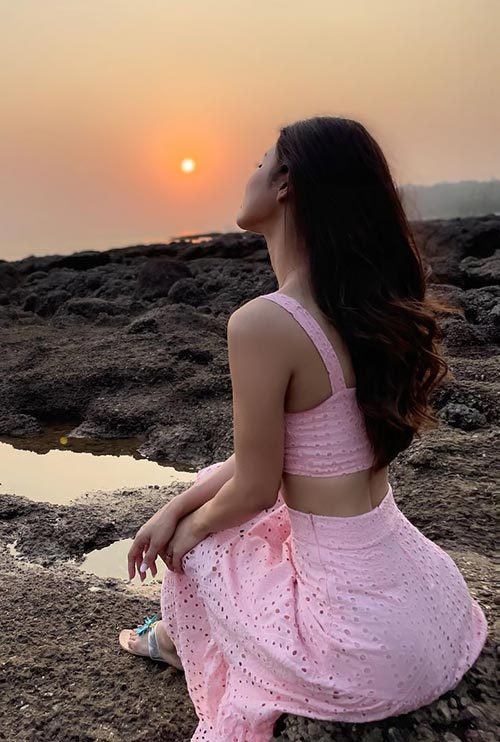 mouni 117 - Mouni Roy shows her sexy body in pink outfit while enjoying a sunset.