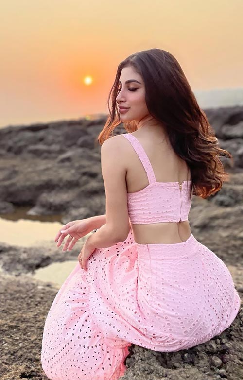 mouni 118 - Mouni Roy shows her sexy body in pink outfit while enjoying a sunset.