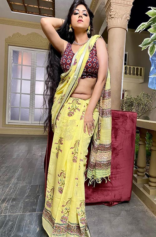 reema 25 - Kasautii Zindagyy Kay actress, Reema Worah, raises heat in this yellow saree with sleveeless blouse.