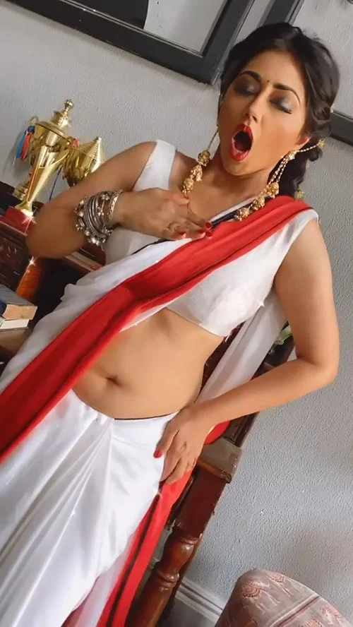reema worah navel white saree actress 2 - Reema Worah's dance in saree - the actress continues to raise the heat with latest photos and videos.