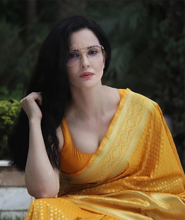 rukhsar rehman cleavage saree hot actress 1 - Rukhsar Rehman looks stunning hot in saree - see photos.