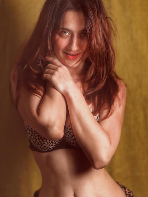 sanjeeeda - Taish actress Sanjeeda Shaikh flaunts her sexy body in bikini - see now.