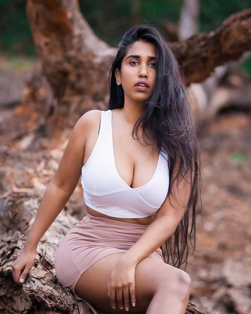 scarlett rose cleavage curvy indian model - 15 hot photos of Scarlett Rose - curvy Indian model flaunts her sexy body.