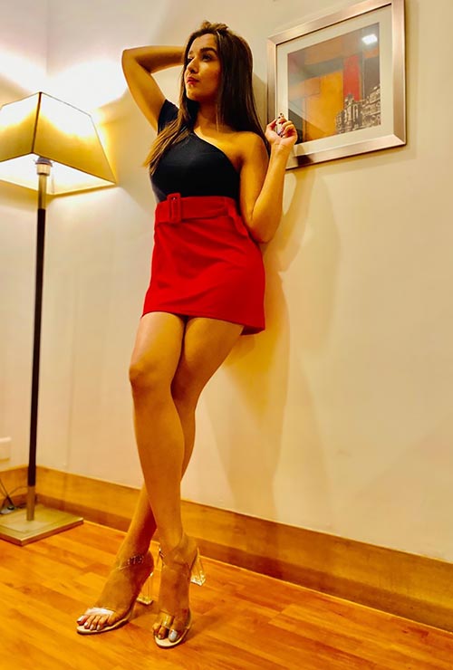 shefali 20 - Bigg Boss 13 fame, Shefali Bhagga flaunts her sexy legs in latest photos.
