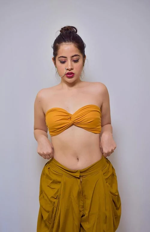 urfi javed sexy body navel nose ring - Urfi Javed shows off her sexy body in these latest hot photos - see now.